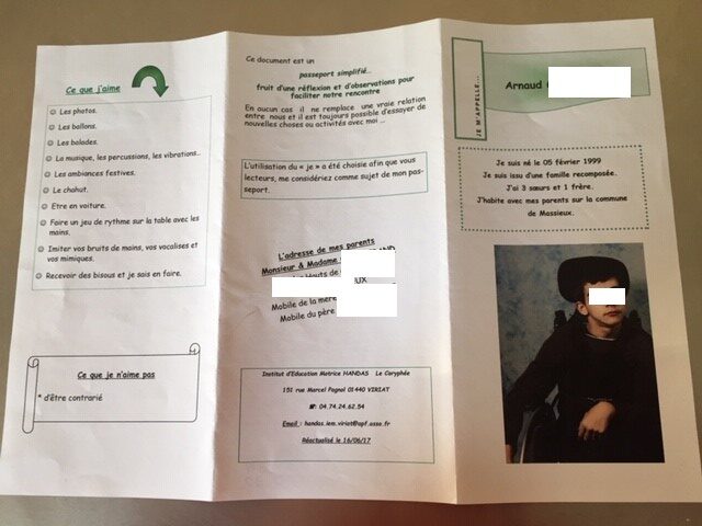 Recto d'un passeport de communication contenant des sections sur l'identité et les préférences d'une personne en situation de handicap.