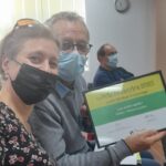 Deux membres de l'association Une Souris Verte recevant le Prix Prescrire 2021 pour l'ouvrage Lulu va être opérée.